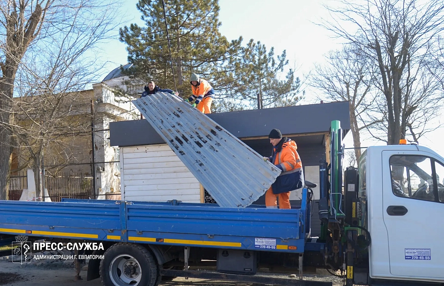 В Евпатории продолжается демонтаж незаконных торговых объектов 